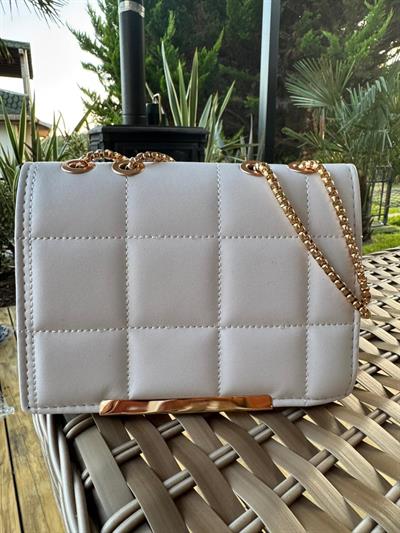 Gold Zincir Askılı Kpapitone Deri  Çapraz Omuz Askılı Çanta Beyaz