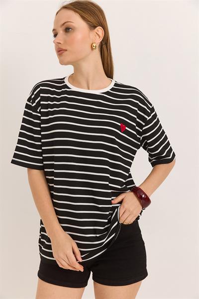 Kalp Nakışlı Yumuşak Dokulu Rahat Kalıp Örme Viskon Tshirt Siyah