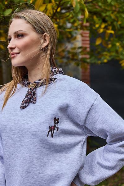 Kadın Fular Detaylı Ceylan Nakışlı Üç İplik Şardonlu Sweatshirt Gri