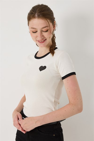 	Kadın Dar Kesim Kalp Baskı Kısa Kol Tshirt Ekru