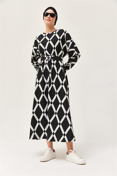 Desenli Yarasa Kol Kemerli Elbise Siyah