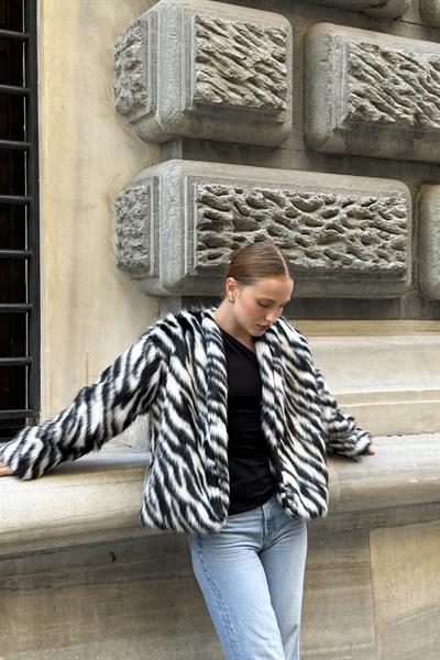 Zebra Desen Suni Kürk Kadın Mont 