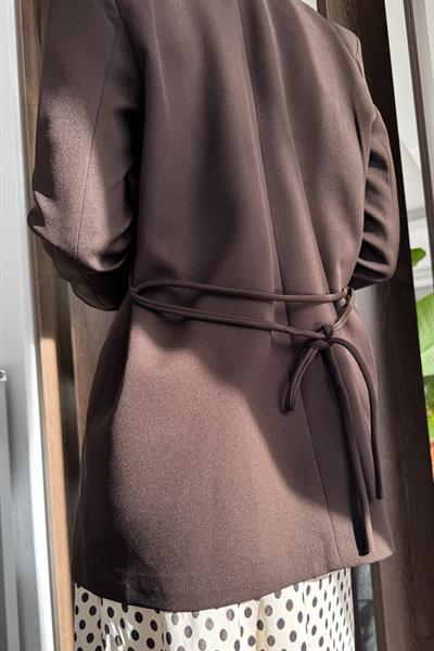 Kadın Arkası İnce Kuşak Bağlamalı  Modern Klasik Blazer Ceket Kahverengi