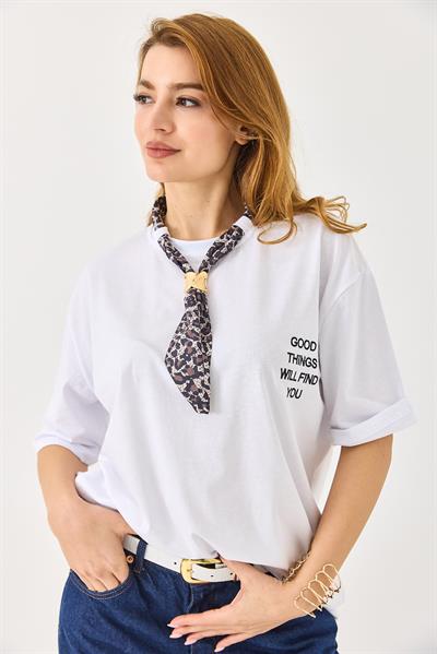 Kadın Fularlı Yazı Nakışlı Oversize Tshirt Beyaz