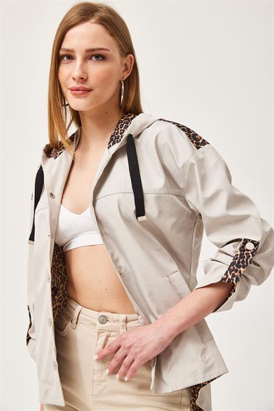 Leopar Detaylı Kapüşonlu Çıtçıtlı Kap Krem