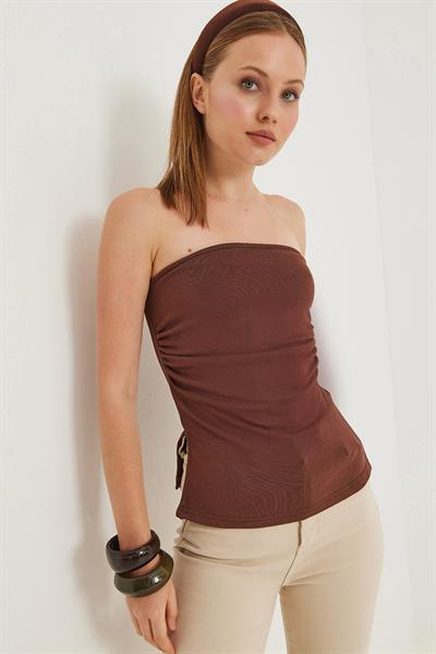 Yanları Büzgülü Yırtmaçlı Esnek Straplez Bluz Kahverengi