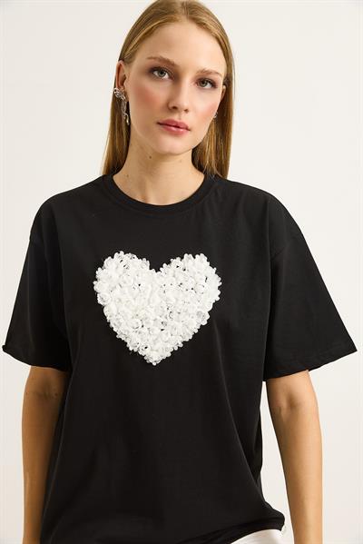Kalp Detaylı Bisiklet Yaka Kadın Tshirt Siyah