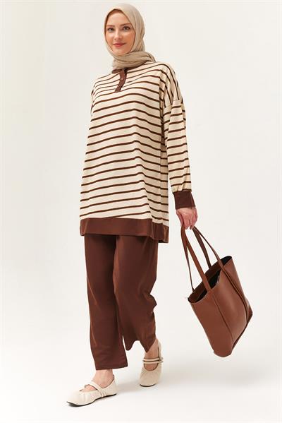 Yakası Düğmeli Çizgili İkili Takım Kahverengi