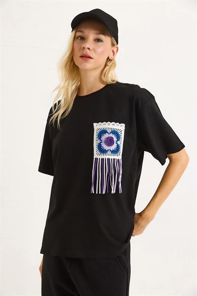 Püsküllü Mavi Nakışlı Bisiklet Yaka Basic Tshirt Siyah 