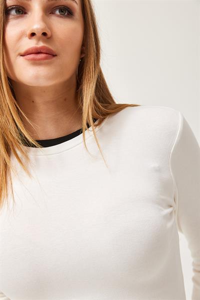 Yaka ve Etek Garnili Esnek Bluz Beyaz
