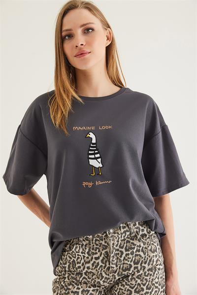 Bisiklet Yaka Oversize Baskılı Tshirt Füme