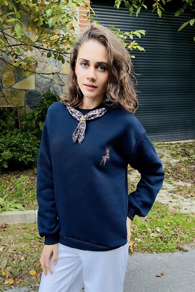 Kadın Fular Detaylı Ceylan Nakışlı Üç İplik Şardonlu Sweatshirt Lacivert
