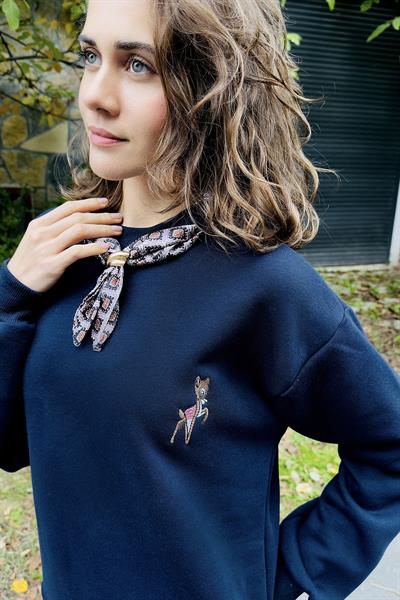 Kadın Fular Detaylı Ceylan Nakışlı Üç İplik Şardonlu Sweatshirt Lacivert