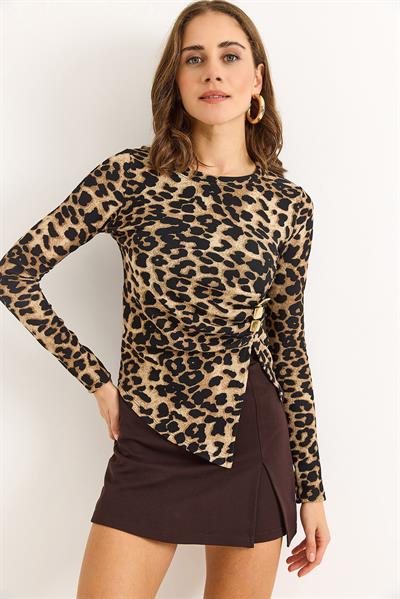 Yanları Tokalı ve Yırtmaçlı Uzun Kollu Bluz Leopar