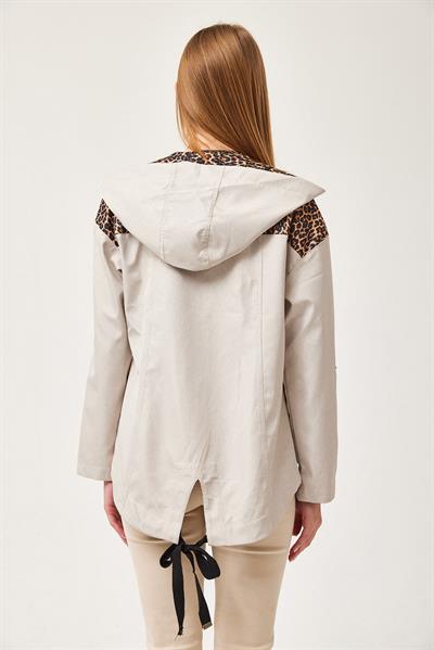 Leopar Detaylı Kapüşonlu Çıtçıtlı Kap Krem