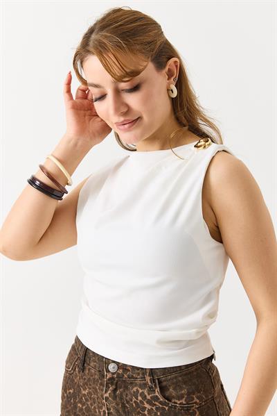 Kadın Toka Detaylı Sıfır Kol Bisiklet Yaka Beli Büzgülü Bluz Beyaz