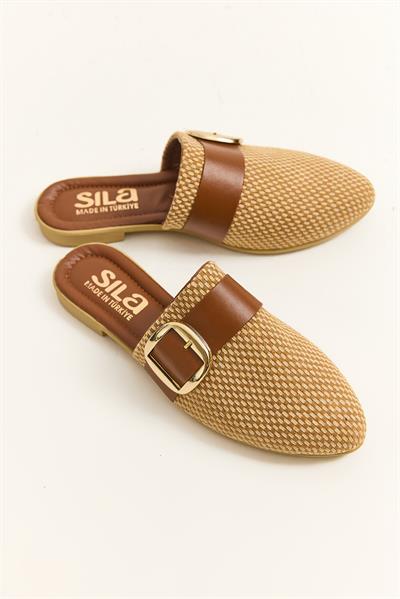 Önü Kapalı Aksesuarlı Terlik Kahverengi