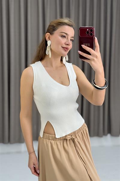 Hafif Yırtmaçlı Tasarım Yaka Triko Bluz Bej