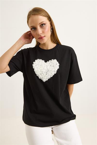 Kalp Detaylı Bisiklet Yaka Kadın Tshirt Siyah