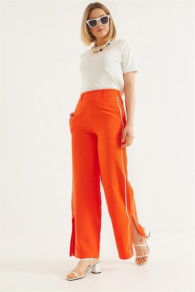 Paça Yırtmaç Detaylı Şeritli Pantolon Turuncu 
