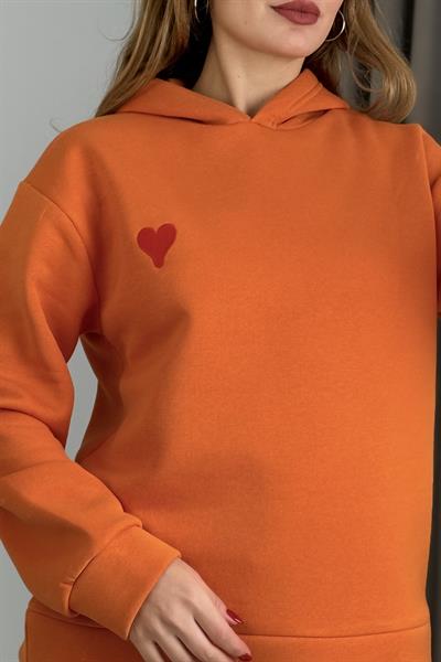 Üç İplik Turuncu Kalp Nakışlı Şardonlu Kangru Cepli Kapişonlu Sweat