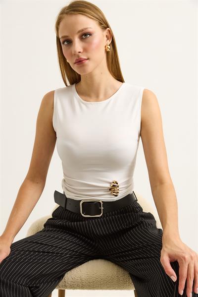 Bisiklet Yaka Aksesuar Detaylı Kadın Bluz Beyaz