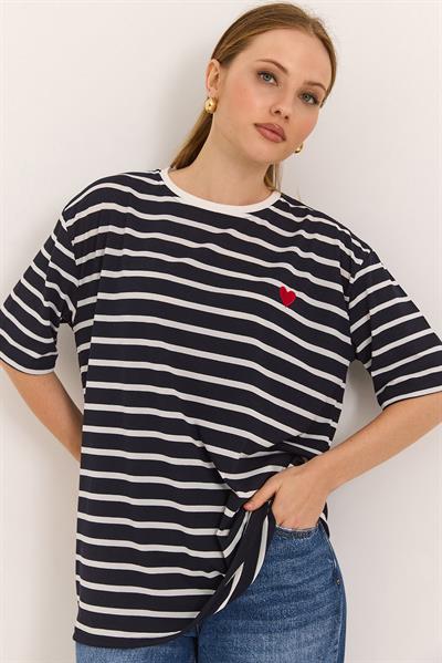 Kalp Nakışlı Yumuşak Dokulu Rahat Kalıp Örme Viskon Tshirt Lacivert