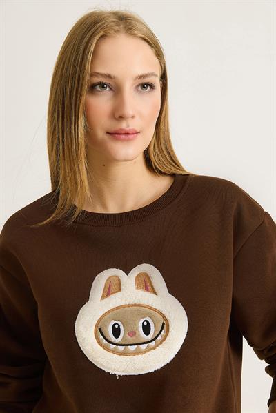 Kadın Labubu İşlemeli Üç İplik Sweatshirt Kahverengi
