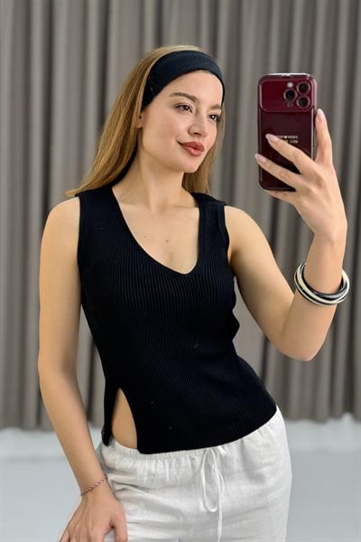 Hafif Yırtmaçlı Tasarım Yaka Triko Bluz Siyah