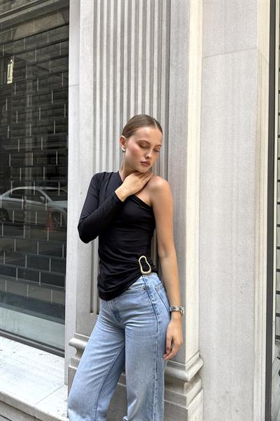 Yanı Aksesuar Detaylı Tek Omuz Bluz Siyah