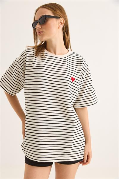 Kalp Nakışlı Çizgili Oversize Rahat Kalıp T-Shirt Siyah