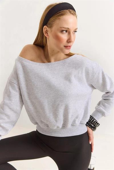 Kadın  Beyaz Serpme Taşlı  Kayık Yaka Üç İplik Şardonlu Sweat Gri