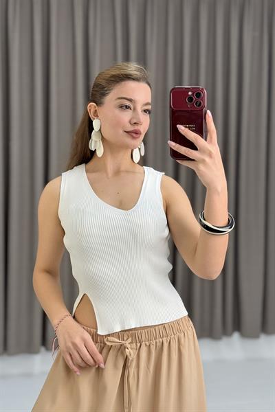 Hafif Yırtmaçlı Tasarım Yaka Triko Bluz Bej