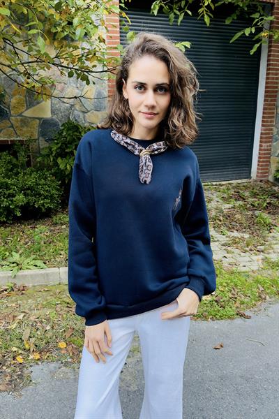 Kadın Fular Detaylı Ceylan Nakışlı Üç İplik Şardonlu Sweatshirt Lacivert