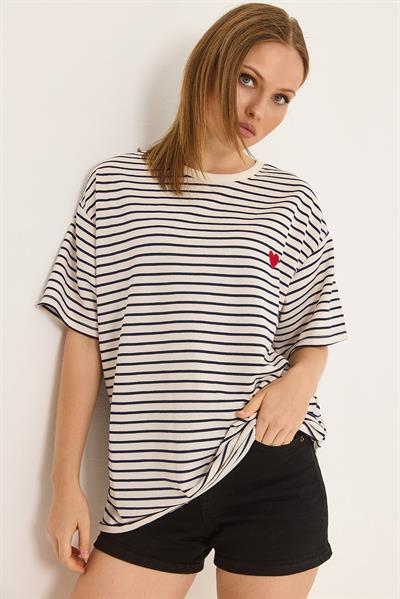 Kalp Nakışlı Çizgili Oversize Rahat Kalıp T-Shirt Lacivert