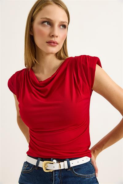 Dökümlü Yaka Sıfır Kol Vatkalı Bluz Kırmızı