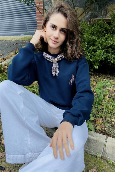 Kadın Fular Detaylı Ceylan Nakışlı Üç İplik Şardonlu Sweatshirt Lacivert