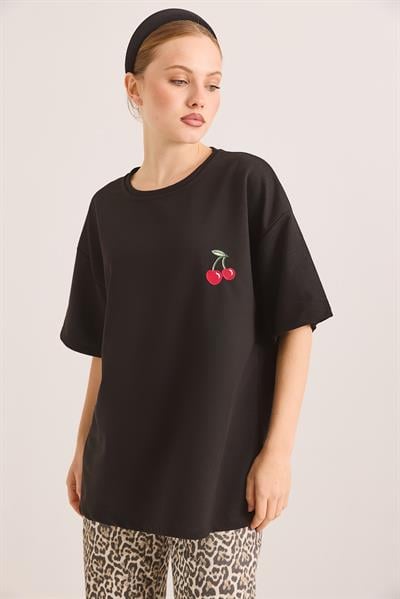 Kiraz Nakışlı Oversize Rahat Kalıp Tshirt Siyah