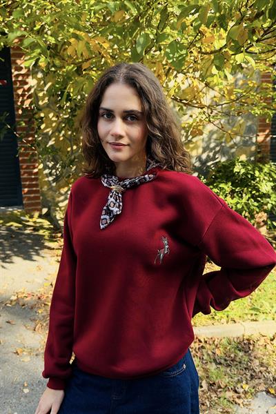 Kadın Fular Detaylı Ceylan Nakışlı Üç İplik Şardonlu Sweatshirt Bordo