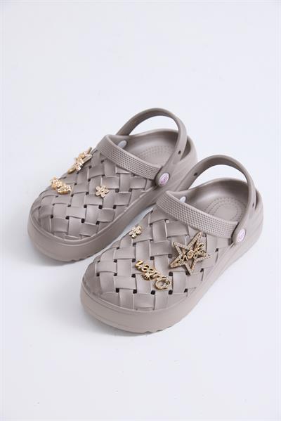 Masaj Tabanlı  Aksesuarlı Crocs Terlik Gri