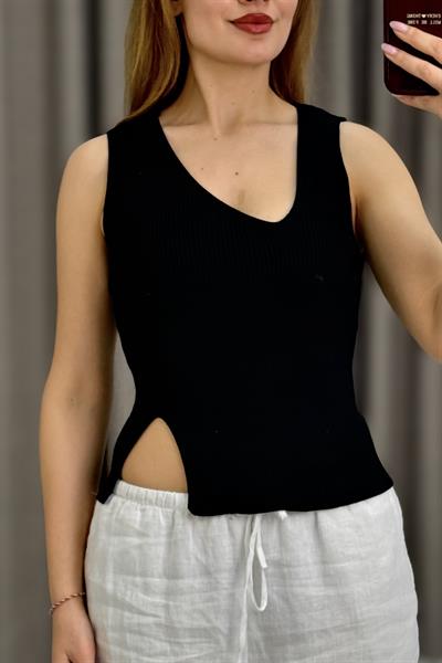 Hafif Yırtmaçlı Tasarım Yaka Triko Bluz Siyah