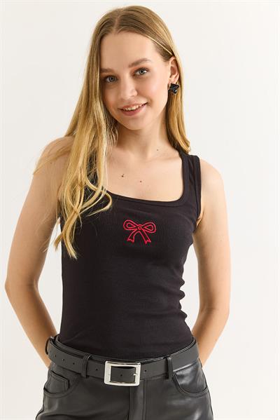 Kurdele İşlemeli Fittili Kalın Askılı Bluz Siyah