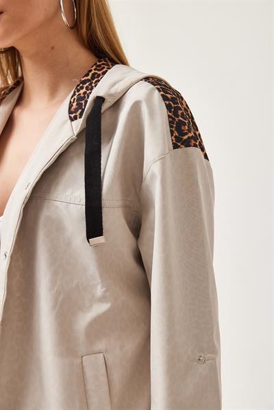 Leopar Detaylı Kapüşonlu Çıtçıtlı Kap Krem