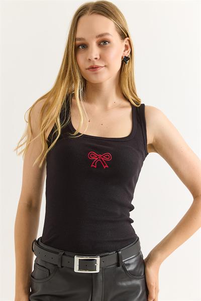 Kurdele İşlemeli Fittili Kalın Askılı Bluz Siyah