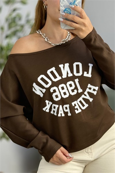 Kayık Yaka Viskon London Baskılı  Uzun Kollu Tshirt Kahve