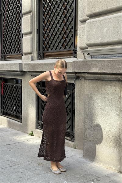 Astarlı Yarım Yırtmaç Askılı Elbise Kahverengi