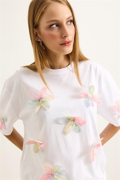 Çiçek Motifli Rahat Kesin Kadın Tshirt Beyaz