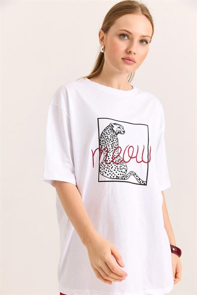 Baskı Nakış Detaylı Pamuk Süprem Rahat Kalıp  Beyaz Tshirt