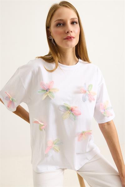 Çiçek Motifli Rahat Kesin Kadın Tshirt Beyaz