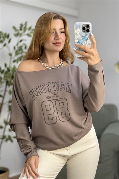 Kayık Yaka Viskon New York Baskılı  Uzun Kollu Tshirt Kahve